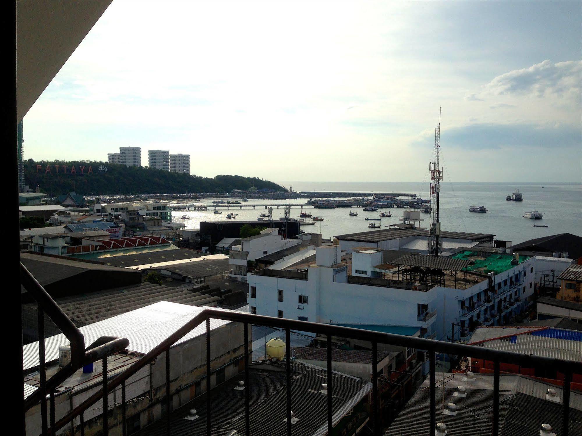 Cherry Hotel Pattaya Buitenkant foto